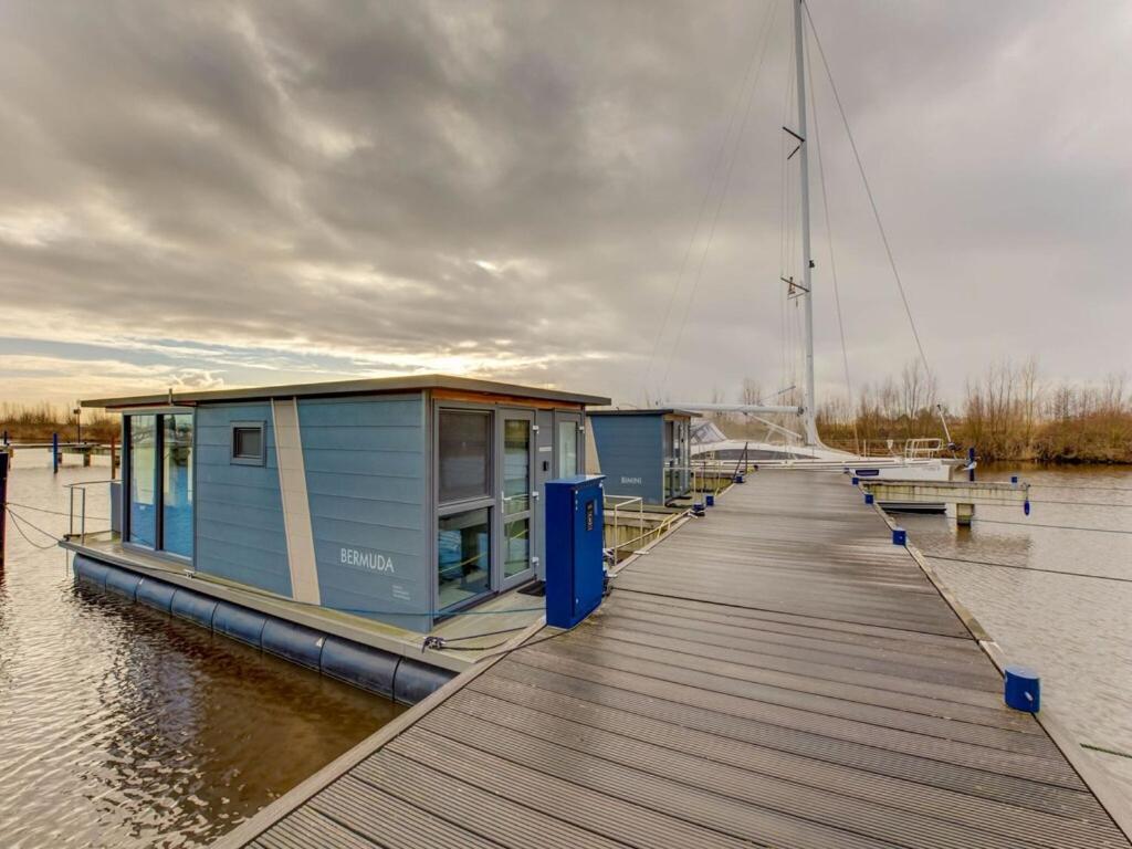 Hotel Modern Houseboat In Marina Of Volendam Esterno foto